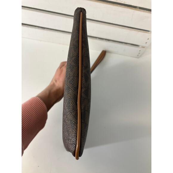 MICHAEL KORS LARGE BROWN, TAN SIGNATURE PRINT WRISTLET - Picture 4 of 11